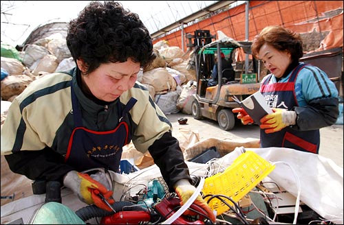 충북 청원군 오창면에 위치한 폐자원 재활용업체 미래산업 작업장. 입고된 폐자원에서 재활용 가치가 높은 가전제품과 플라스틱류 등을 분류하는 작업이 한창 진행중이다.
 